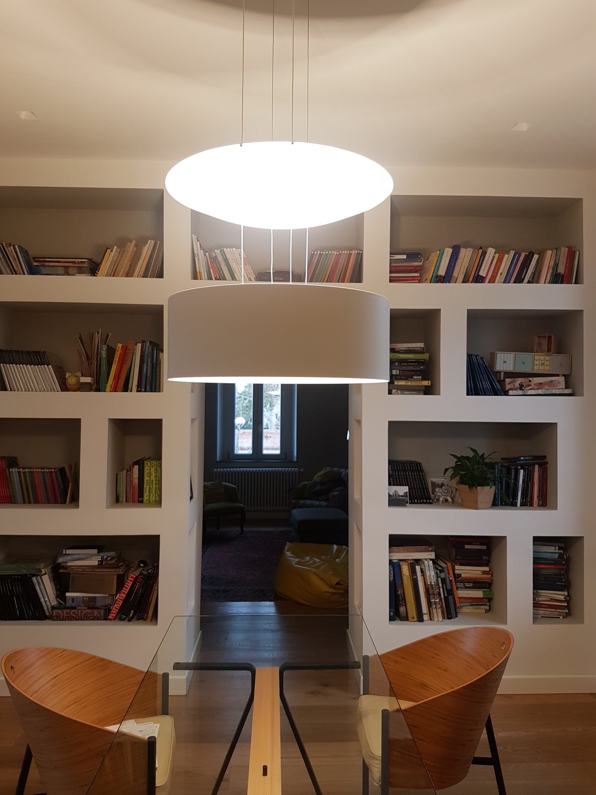 Libreria su misura tra soggiorno e pranzo