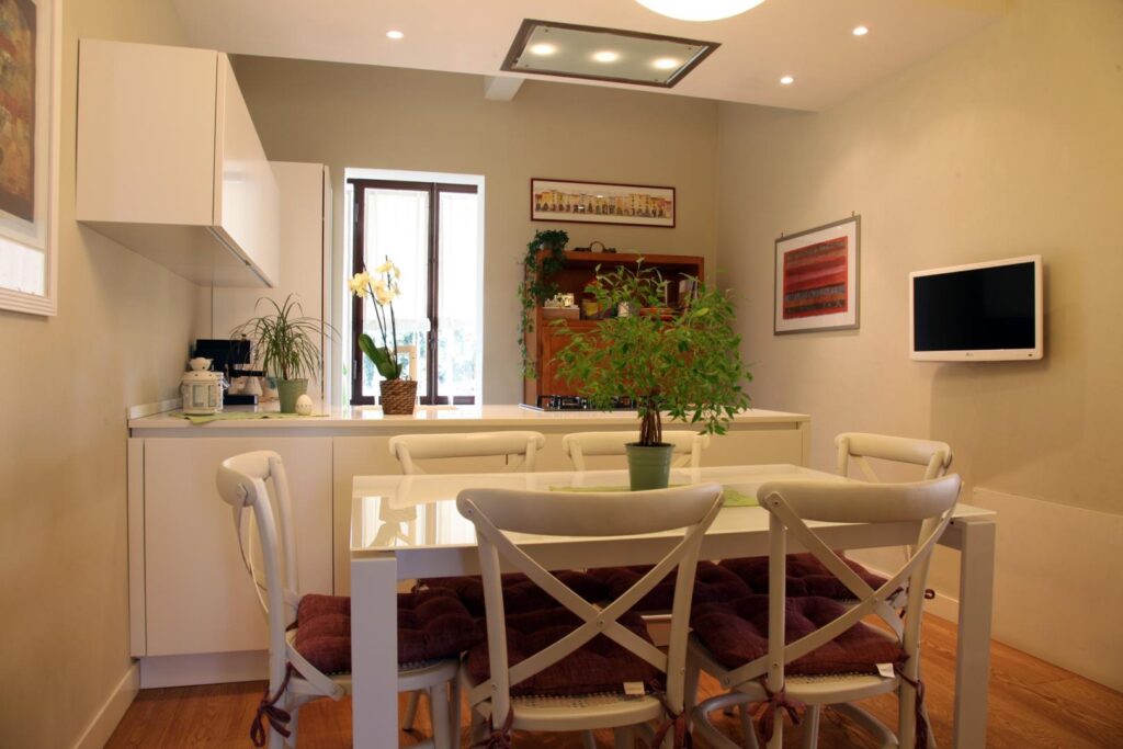 Zona pranzo aperta sulla cucina