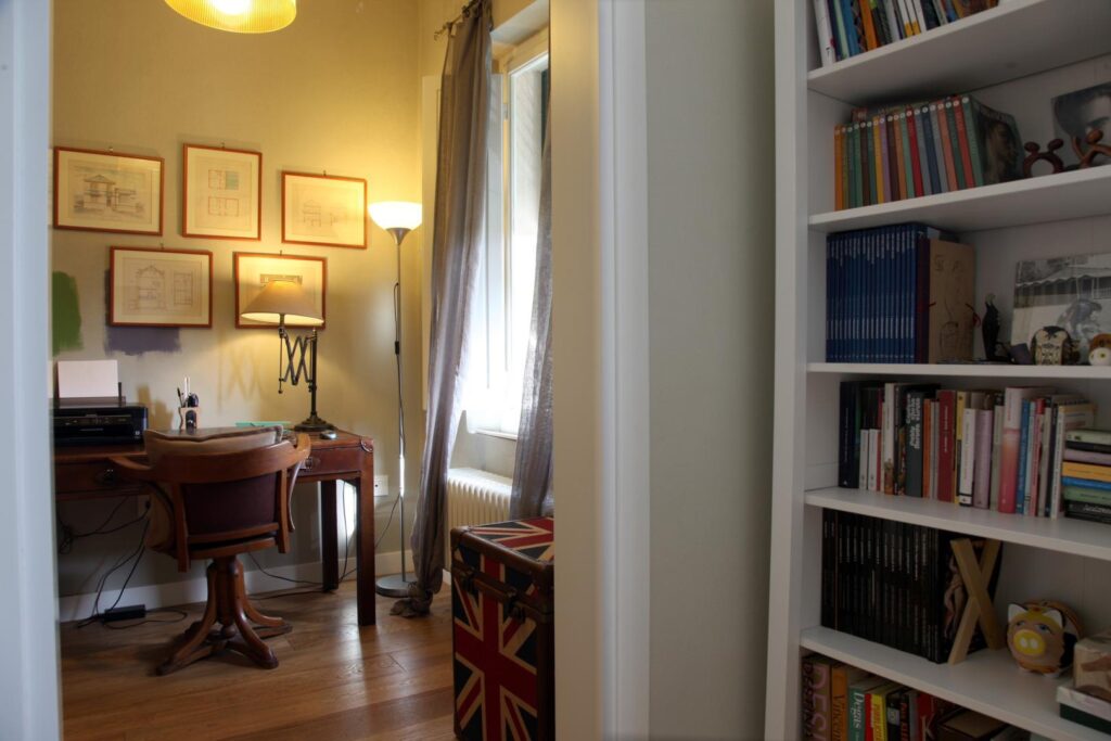 Studio con libreria