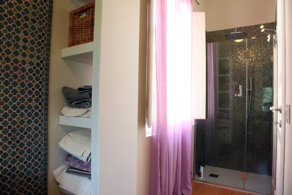 Bagno con doccia in mosaico