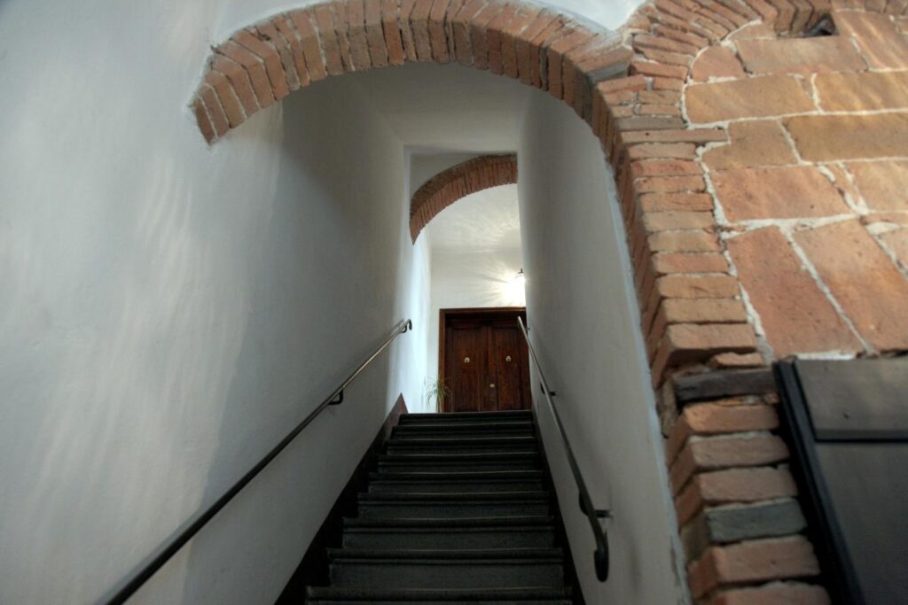 Scala d’ingresso con arco in mattoni