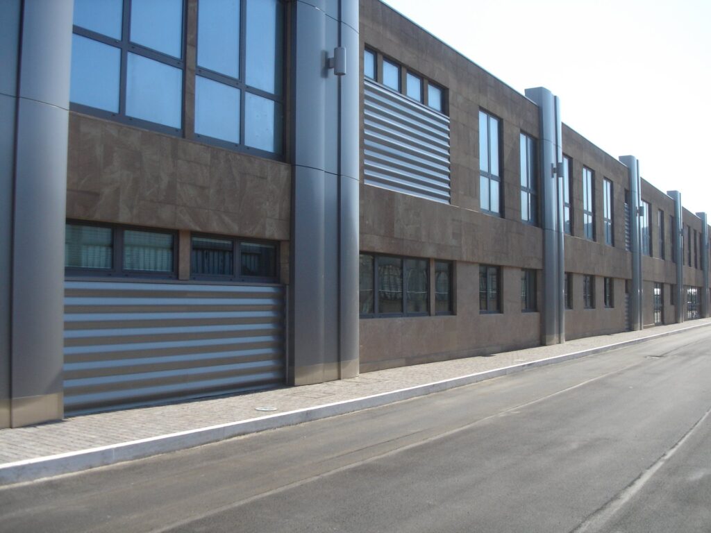 Facciata con rivestimento in pietra e vetrate
