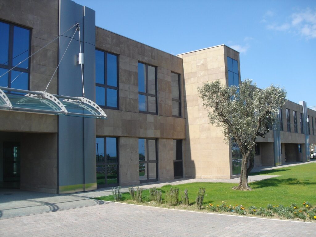 Ingresso con pensilina vetrata