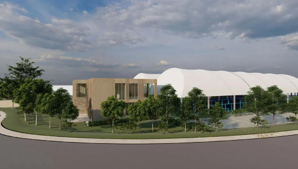 Vista complessiva del centro padel di Piombino con edificio servizi e tensostruttura