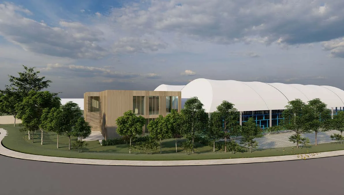 Vista complessiva del centro padel di Piombino con edificio servizi e tensostruttura